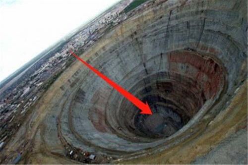 (挖钻石矿视频)矿工在深山挖掘钻石：探秘珠宝世界中的奇迹和挑战.