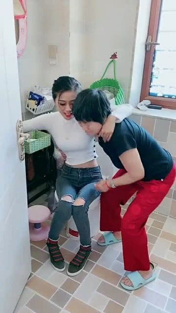 (尿憋不住尿裤子了怎么回事?)小便憋不住尿裤子是什么情况？如何避免这种尴尬的窘境？