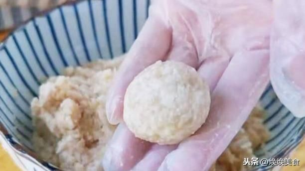 详细介绍美味佳肴脆皮藕丸子的做法，包含采购食材、准备步骤及烹饪技巧，实现餐桌上的别致佳肴